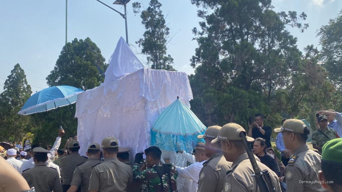 Jenazah Rachmat Gobel Dibawa Keranda Khas Gorontalo ke TMP Kalibata