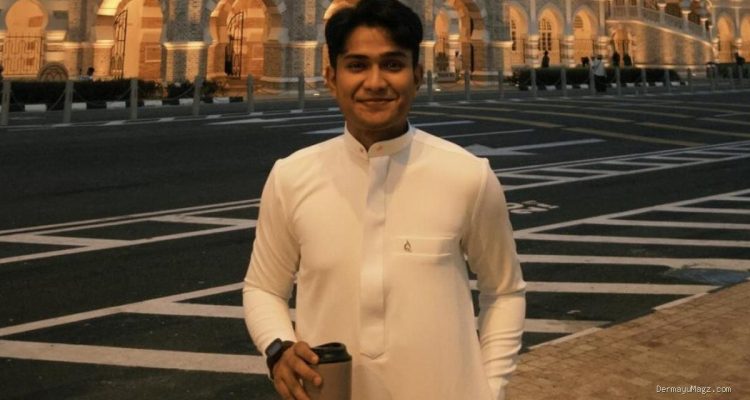 Kadam Sidik Unggah Foto dengan Latar Belakang Biru, Pertanda Pernikahan?