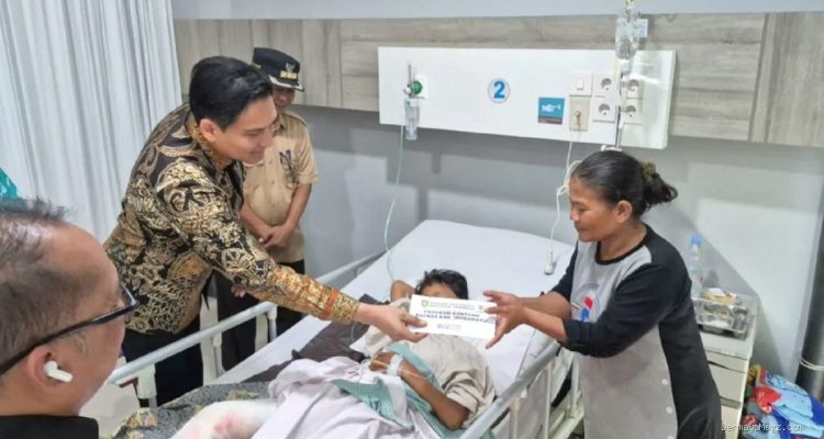 Lucky Hakim Jenguk Korban Kecelakaan Maut Pantura di RS