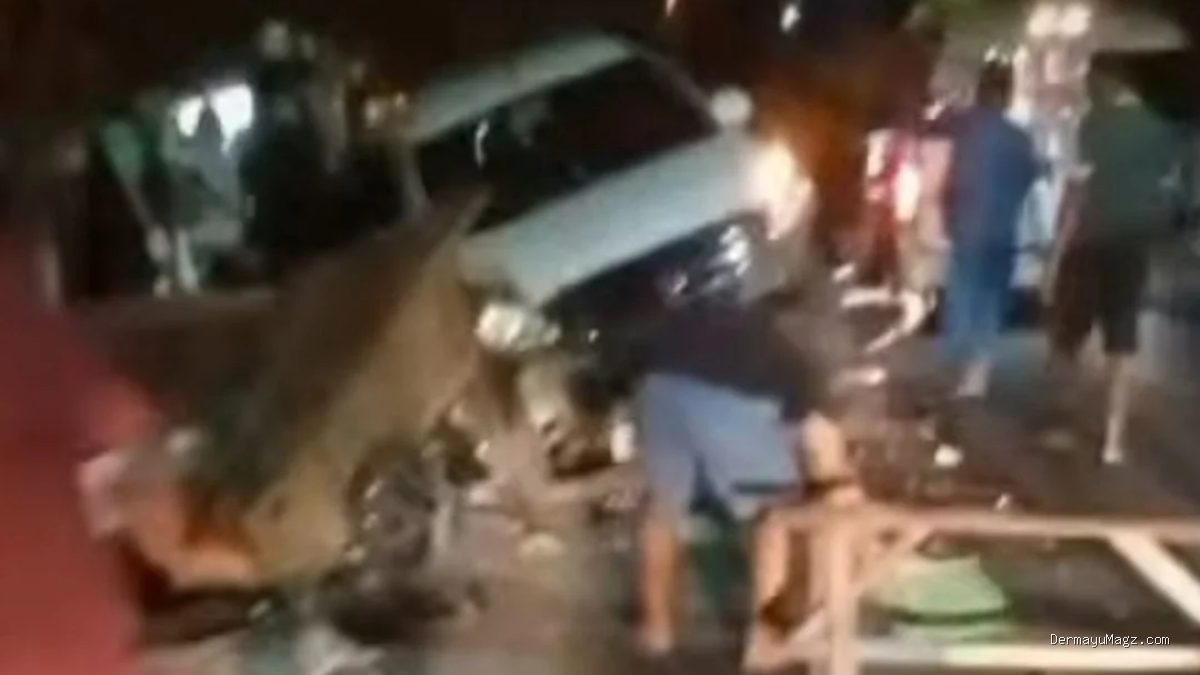 Mobil Hilang Kendali Hantam Lapak Angkringan SMAN 1 Sindang