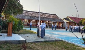 mpls-di-sman-1-lelea-hadirkan-tni-beri-materi-edukatif-siswa-17950 MPLS di SMAN 1 Lelea Hadirkan TNI, Beri Materi Edukatif Siswa
