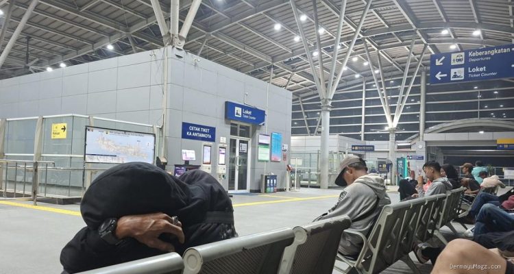 Pengalaman Menginap di Stasiun Cikarang