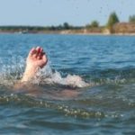 Penggerebekan Judi Sabung Ayam di Sungai Cimanuk Indramayu, Pria Panik Terjun