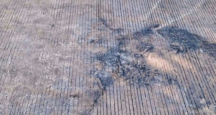 Perbaikan Jalan PT Puteri Pringga Baya di Kroya Indramayu Retak