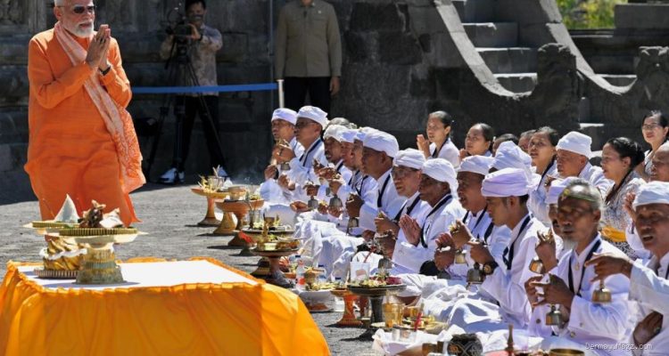 Perdana Menteri Narendra Modi Beribadah di Candi Prambanan