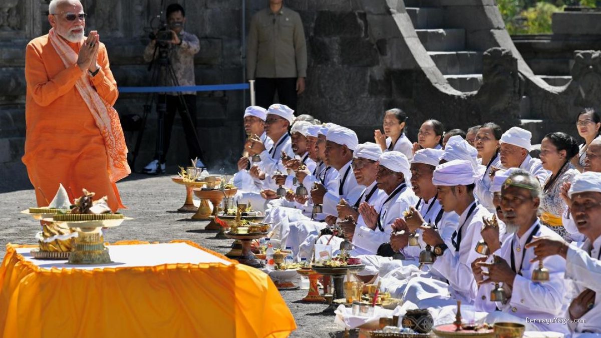 Perdana Menteri Narendra Modi Beribadah di Candi Prambanan