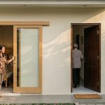 Pintu Geser vs Pintu Ayun: Solusi Hemat Ruang untuk Rumah Kecil