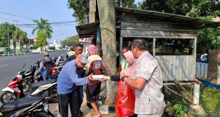 PLN UP3 Indramayu: Jumat Berbagi UMKM untuk Warga Alun-Alun