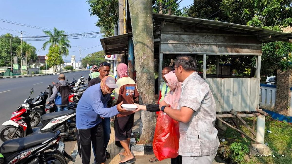 PLN UP3 Indramayu: Jumat Berbagi UMKM untuk Warga Alun-Alun
