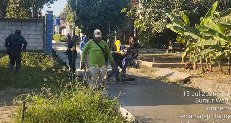 Proyek Rehabilitasi Jalan Sumbermulya Disorot, APD Pekerja Dipertanyakan