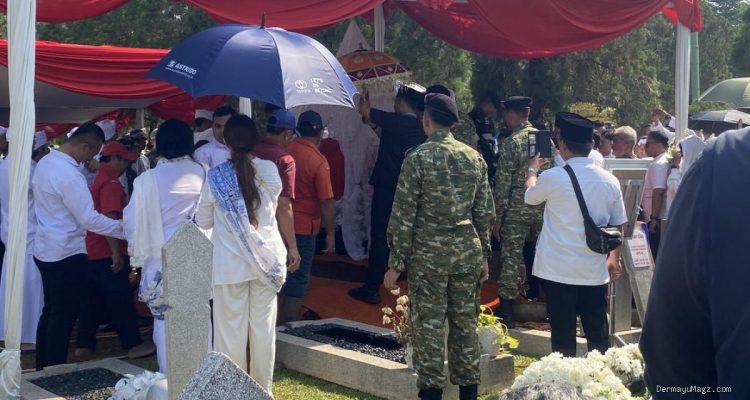 Rachmat Gobel Dimakamkan dengan Upacara Militer di Taman Makam Pahlawan Kalibata