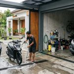 Solusi Praktis Rumah Modern: 8 Inspirasi Area Cuci Motor di Dalam Garasi