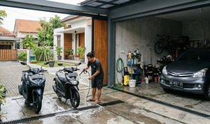 Solusi Praktis Rumah Modern: 8 Inspirasi Area Cuci Motor di Dalam Garasi