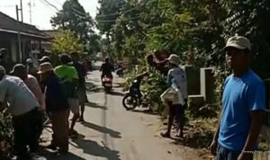 Warga Blok Manggungan Kompak Kerja Bakti, Bersihkan Lingkungan