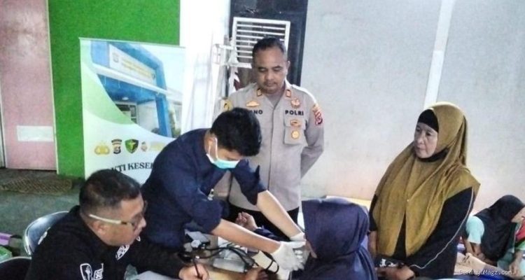 Warga Sekitar TPA Jatiwaringin Jalani Pemeriksaan Kesehatan, Dibagikan Obat dan Masker