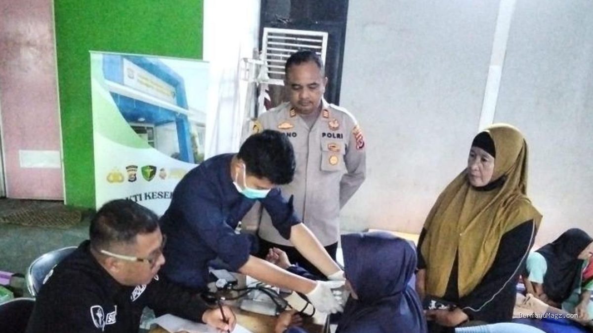 Warga Sekitar TPA Jatiwaringin Jalani Pemeriksaan Kesehatan, Dibagikan Obat dan Masker