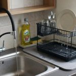 10 Trik Area Cuci Piring Dapur Sempit Tetap Kering & Anti Becek