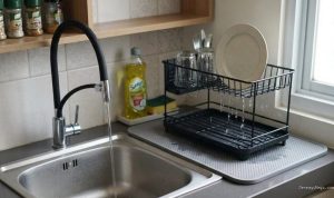 10 Trik Area Cuci Piring Dapur Sempit Tetap Kering & Anti Becek