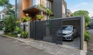 12 Ide Pintu Pagar Geser untuk Carport Sempit agar Lebih Lega
