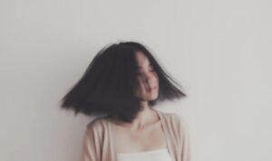 Photo by Bimbim Sindu via Pexels - 7 Inspirasi Gaya Rambut Pendek Wanita Modern yang Stylish