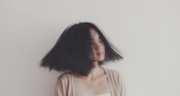 Photo by Bimbim Sindu via Pexels - 7 Inspirasi Gaya Rambut Pendek Wanita Modern yang Stylish
