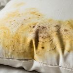 7 Penyebab Bantal Cepat Menguning & Cara Ampuh Menjaganya Tetap Awet