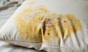 7 Penyebab Bantal Cepat Menguning & Cara Ampuh Menjaganya Tetap Awet