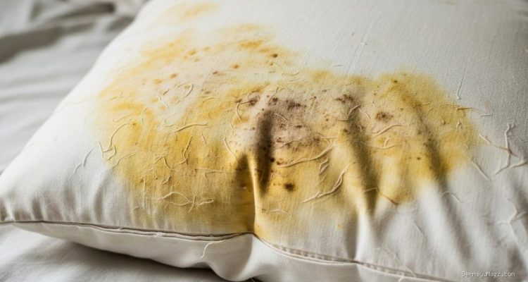 7 Penyebab Bantal Cepat Menguning & Cara Ampuh Menjaganya Tetap Awet