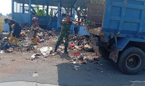 Aksi Bersih-bersih TPA Srengseng: Sinergi Babinsa dan Warga