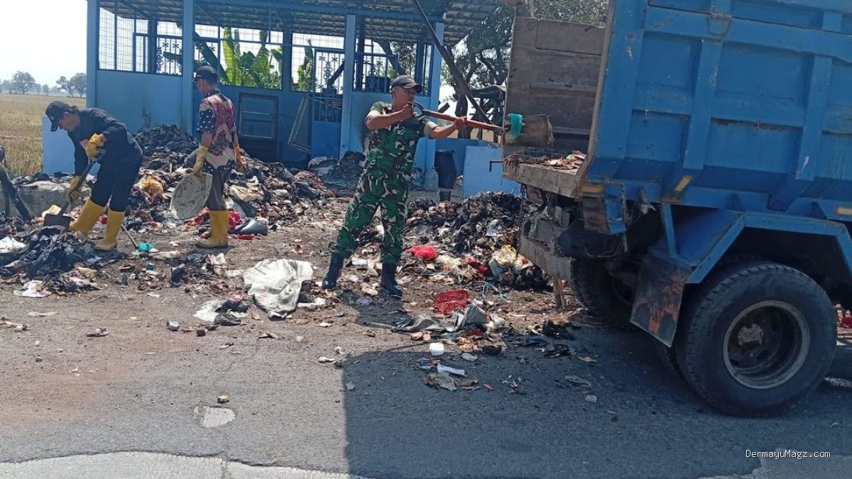 Aksi Bersih-bersih TPA Srengseng: Sinergi Babinsa dan Warga