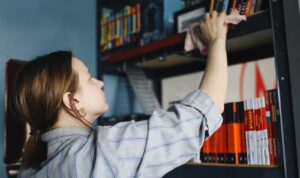Photo by Polina Tankilevitch via Pexels - Cara Menata Rak Buku agar Terlihat Rapi dan Estetik
