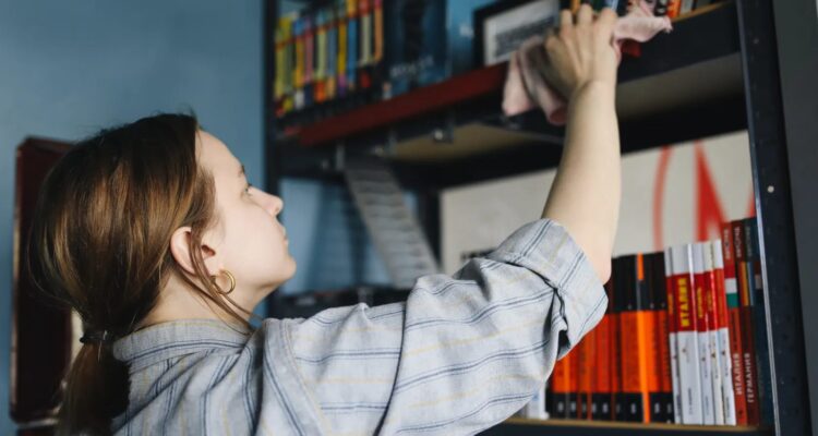 Photo by Polina Tankilevitch via Pexels - Cara Menata Rak Buku agar Terlihat Rapi dan Estetik