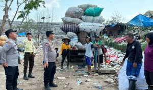 Cegah Kebakaran TPA Pecuk, Sat Binmas Polres Indramayu Edukasi Pemulung