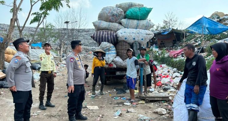 Cegah Kebakaran TPA Pecuk, Sat Binmas Polres Indramayu Edukasi Pemulung
