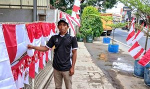 HUT RI ke-81: Omzet Pedagang Bendera di Haurgeulis Anjlok