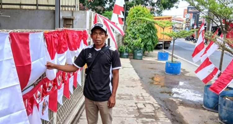 HUT RI ke-81: Omzet Pedagang Bendera di Haurgeulis Anjlok