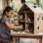 Ide DIY Rumah Boneka dari Kardus Bekas, Bikin Anak Betah Main