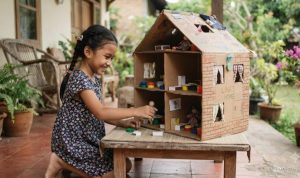 Ide DIY Rumah Boneka dari Kardus Bekas, Bikin Anak Betah Main