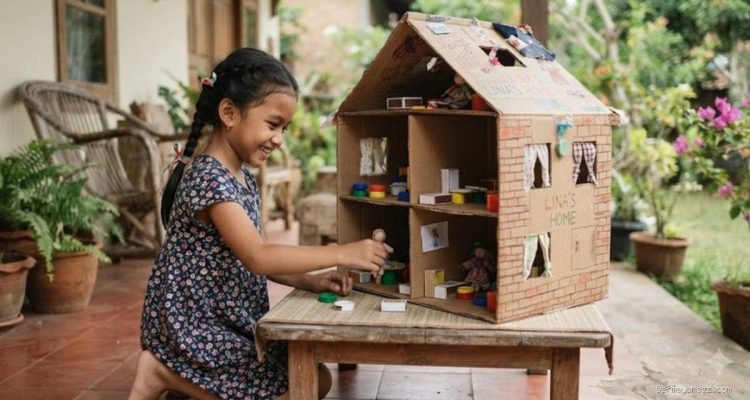 Ide DIY Rumah Boneka dari Kardus Bekas, Bikin Anak Betah Main