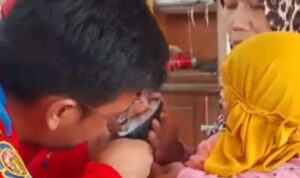 Jari Balita Tersangkut di Spion Motor, Damkar Indramayu Gercep!