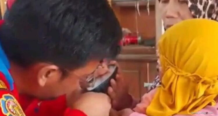 Jari Balita Tersangkut di Spion Motor, Damkar Indramayu Gercep!