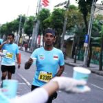Le Minerale Hadirkan 18 Water Station di Surabaya Marathon 2024