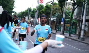 Le Minerale Hadirkan 18 Water Station di Surabaya Marathon 2024