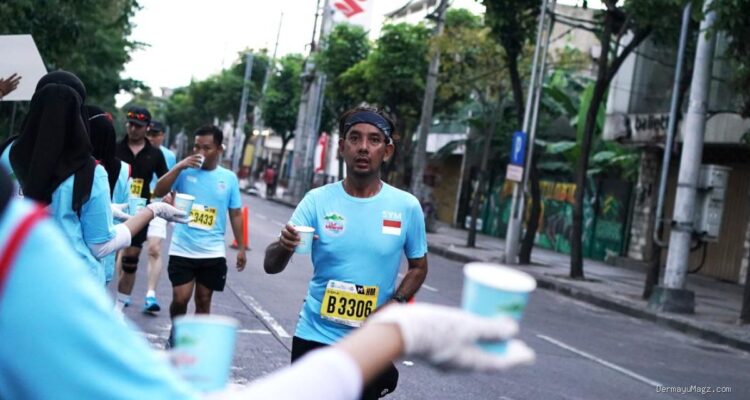 Le Minerale Hadirkan 18 Water Station di Surabaya Marathon 2024