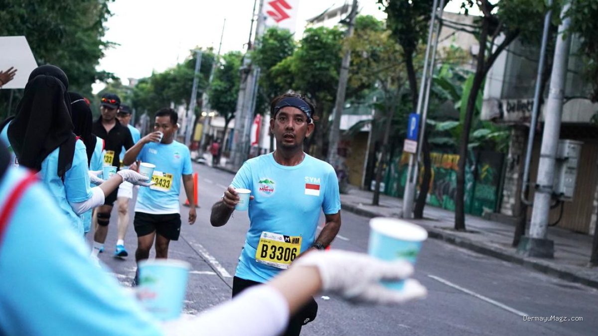 Le Minerale Hadirkan 18 Water Station di Surabaya Marathon 2024