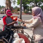 PLN UP3 Indramayu & YBM Berbagi Sembako di Alun-Alun: Aksi Nyata Kemerdekaan