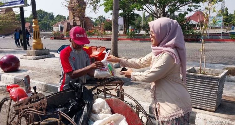PLN UP3 Indramayu & YBM Berbagi Sembako di Alun-Alun: Aksi Nyata Kemerdekaan