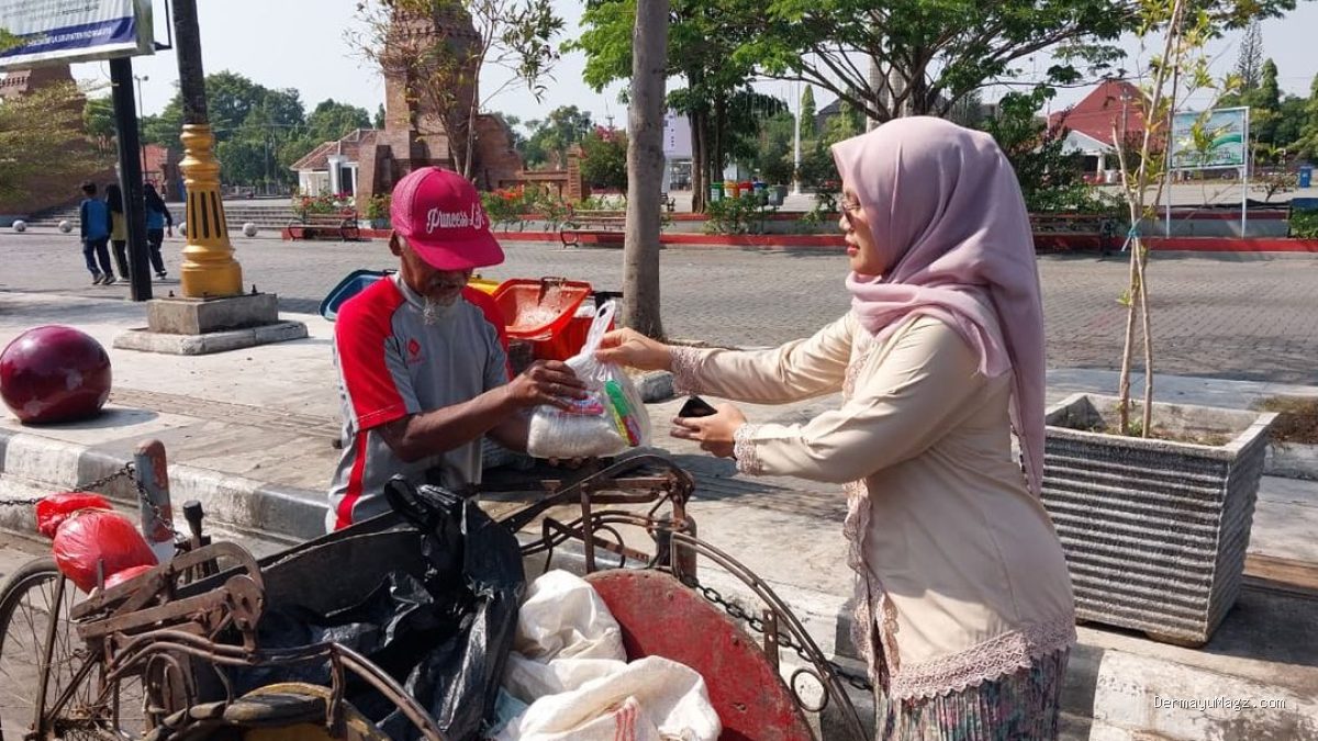 PLN UP3 Indramayu & YBM Berbagi Sembako di Alun-Alun: Aksi Nyata Kemerdekaan