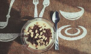 Photo by Jade Sandra via Pexels - Resep Puding Coklat Saus Vanila Lembut, Anti Gagal!