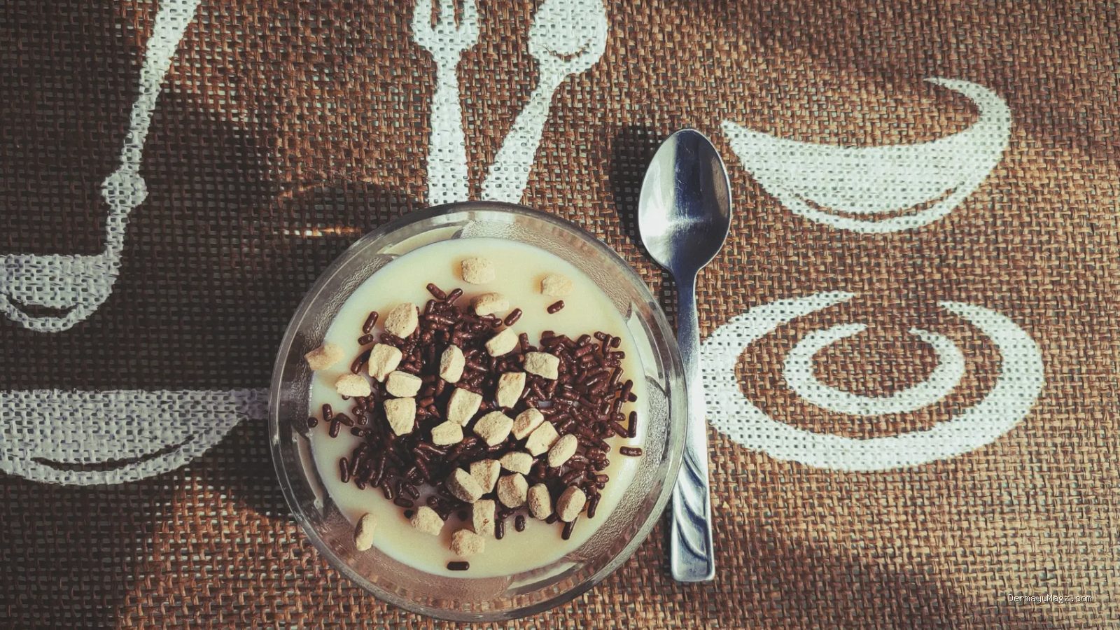Photo by Jade Sandra via Pexels - Resep Puding Coklat Saus Vanila Lembut, Anti Gagal!